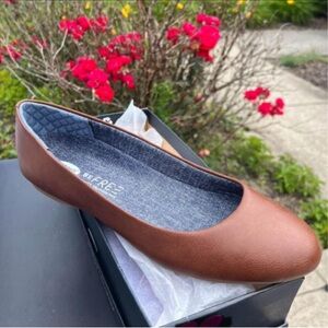 New Dr. Scholl’s women’s 9 brown flats